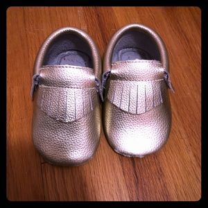 Infant moccasins in gold